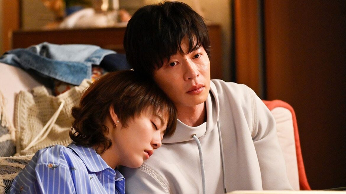 高畑充希の寝顔を優しく撫でる田中圭！「私が虎ちゃんを守る」結婚前の想いを綴った手紙を読み涙…【ドラマ『unknown』3話より】