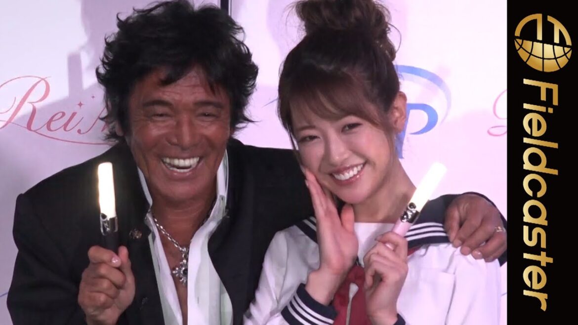 松崎しげる、くみっきー衝撃の学生服姿で“恋人ポーズ”披露！