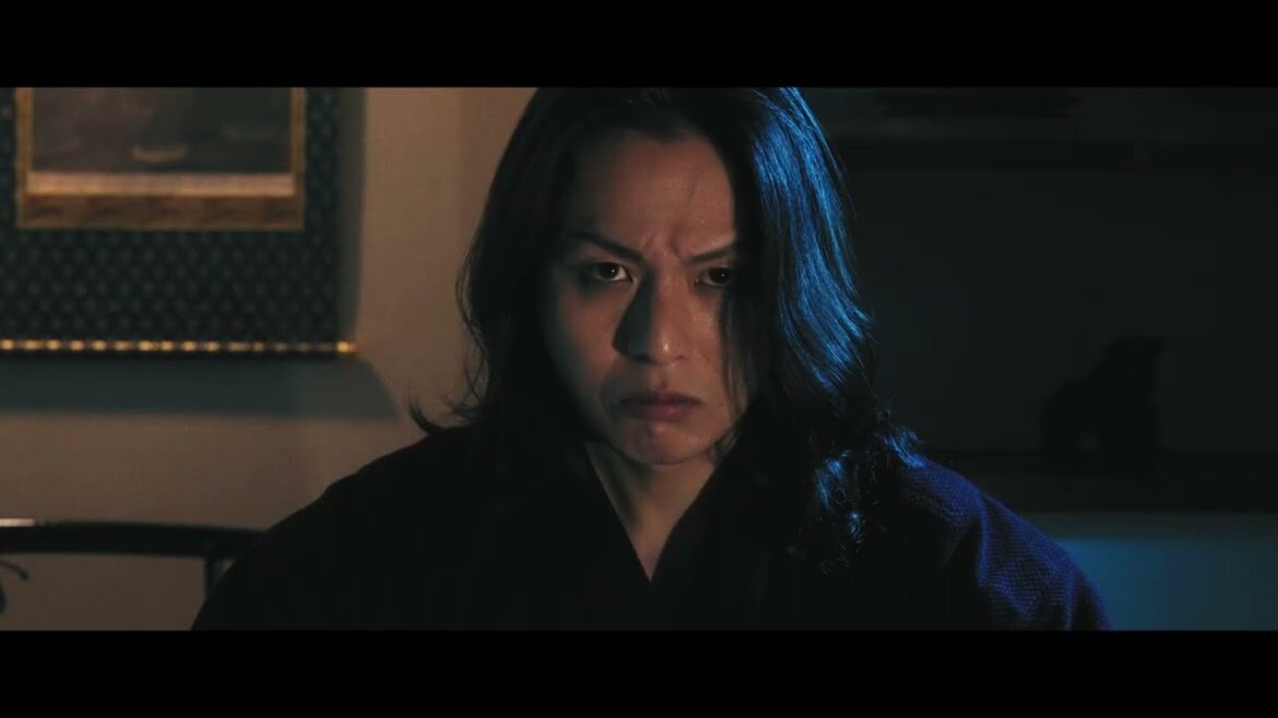 荒木宏文主演、映画『ヒットマン・ロイヤー』刀を使った殺陣の技術やアクションを盛り込んだ予告編【2023年4月21日公開】