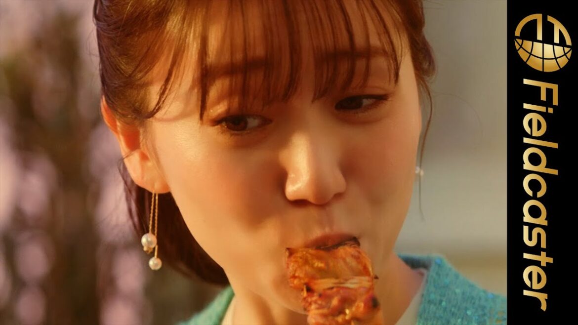 大島優子が焼鳥を頬張り、ハイボールを一口！「ホワイトホース」