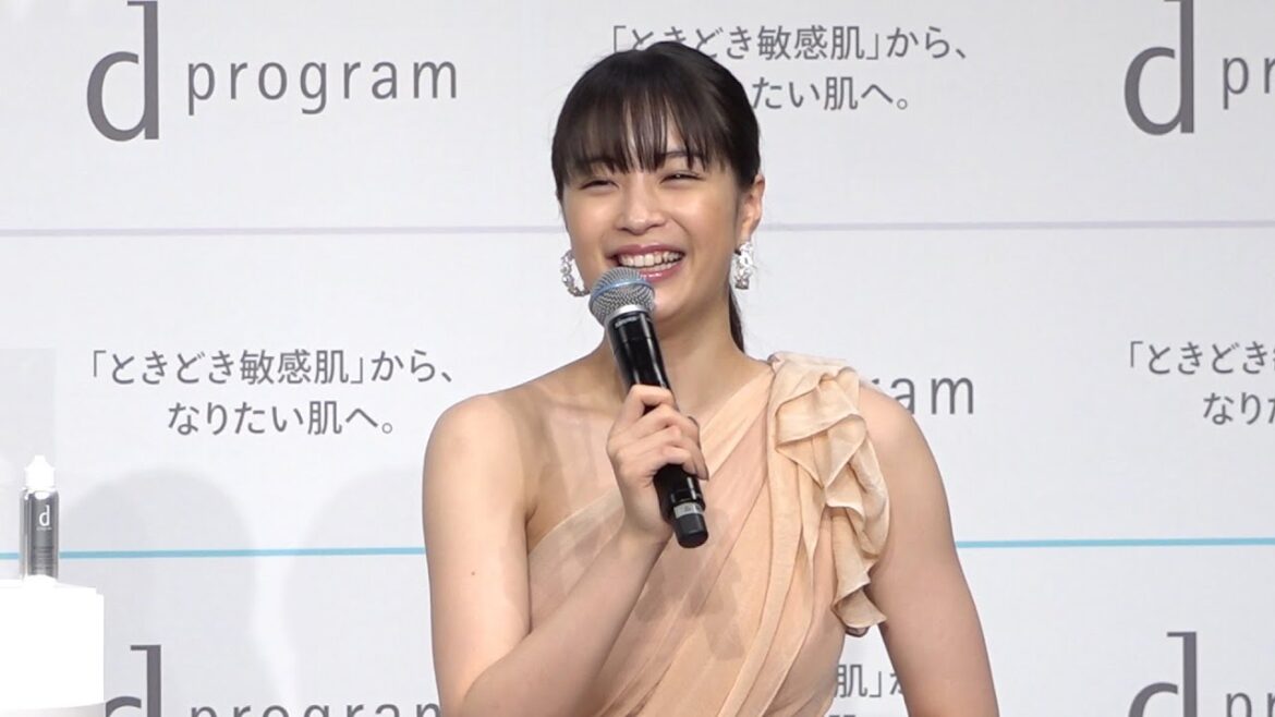 広瀬すず、おさな顔の“すっぴん”公開 MCのベタ褒めに「照明が当たってるからです(笑)」とテレ顔/ねとらぼエンタ 広瀬すず、おさな顔の“すっぴん”公開 MCのベタ褒めに「照明が当たってるからです(笑)」とテレ顔/ねとらぼエンタ