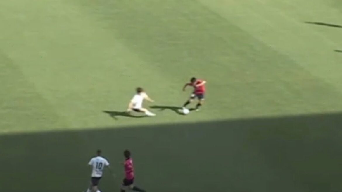 J1でダブルタッチを披露する香川真司