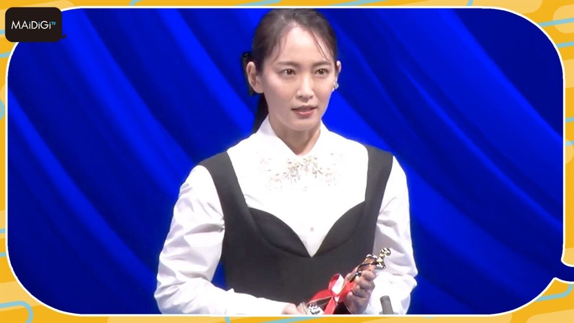 吉岡里帆、「島守の塔」で助演女優賞受賞　スピーチで「平和な日本を新しい世代として守っていかないと」　「第32回日本映画批評家大賞」授賞式