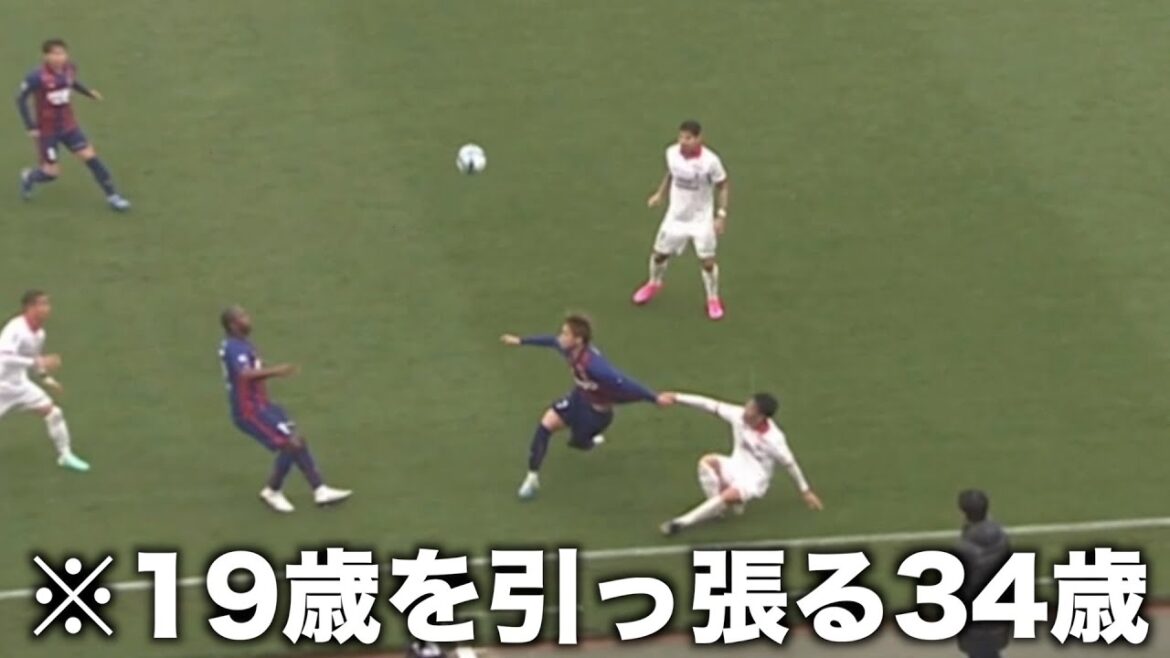 松木のユニフォーム引っ張る香川真司