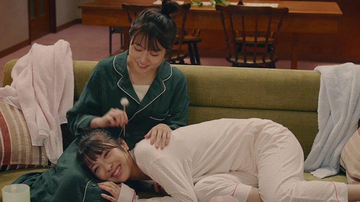 浜辺美波、有村架純のひざまくら＆耳かきにうっとり…　パジャマ姿もキュート　「JA共済」ウェブ動画シリーズ「カスミナミ」第10弾が公開