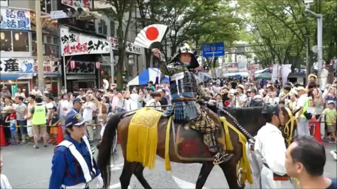 3920千葉市親子３代祭：千葉真一・仲本工事の武者行列。 大スター登場に喝采！ c3d35
