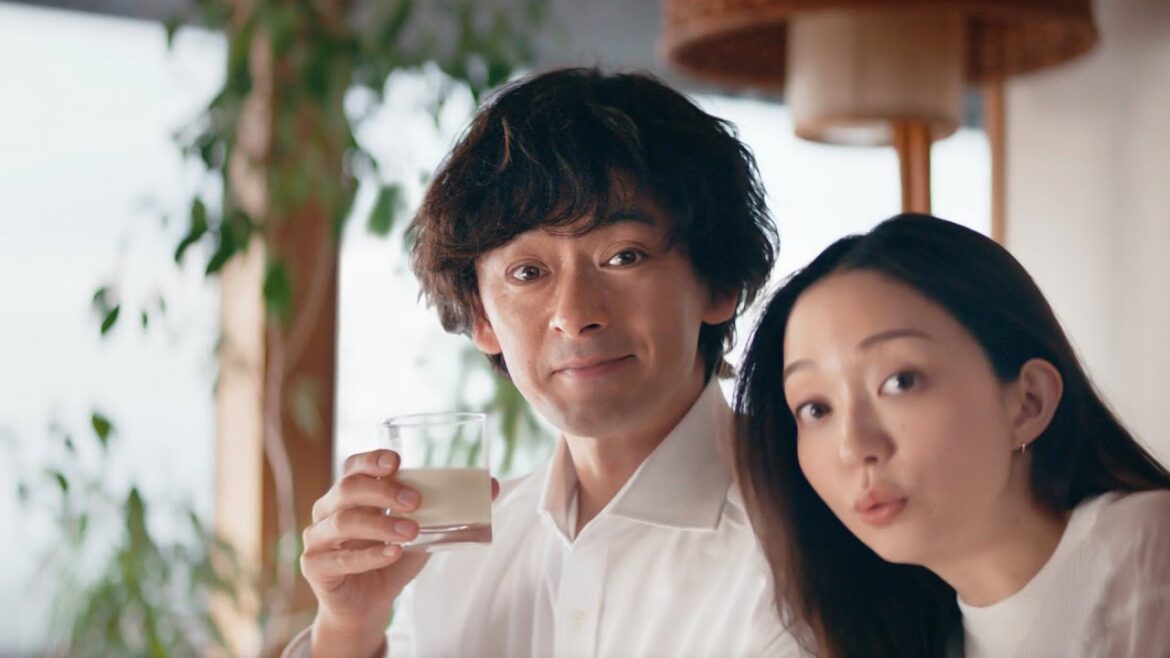 モデル・松島花と滝藤賢一が可愛らしい夫婦を演じる 「アーモンド効果」新TVCM「効果をカラダに。妻のおすすめ」篇