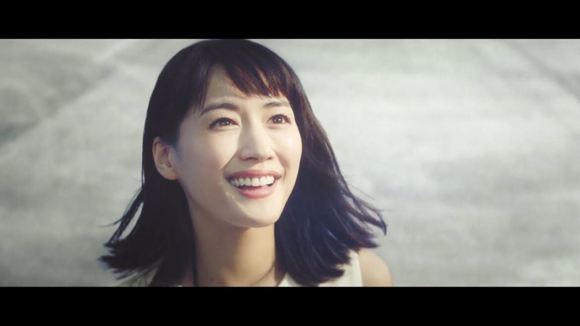 綾瀬はるか、世界最大の旅客機「FLYING HONU」に大興奮 ANA HAWAii『エアバスA380型機』新CM「A380と綾瀬さん」篇 綾瀬はるか、世界最大の旅客機「FLYING HONU」に大興奮 ANA HAWAii『エアバスA380型機』新CM「A380と綾瀬さん」篇