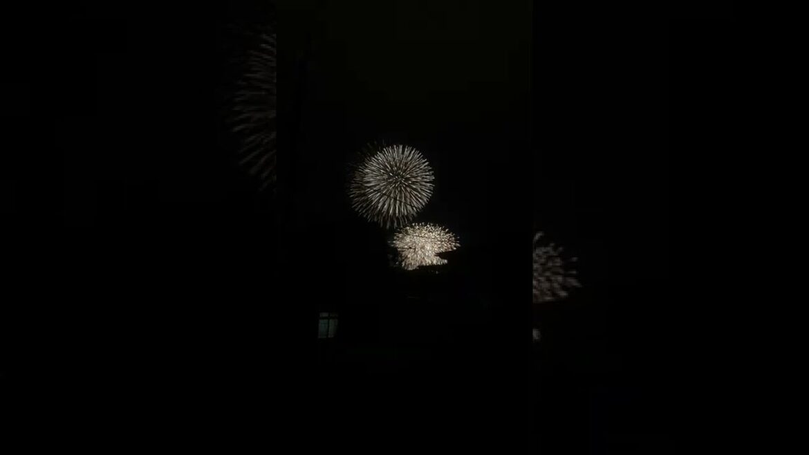 家のバルコニーから宇都宮花火大会