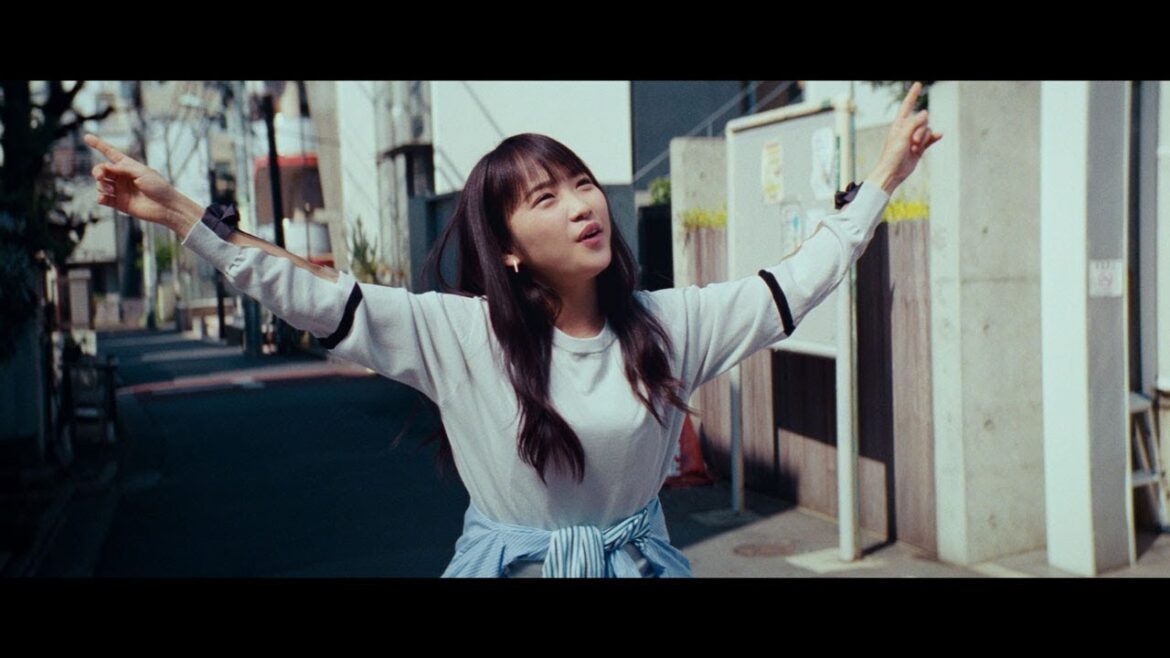 川栄李奈、街の歩道で指揮するように歌う　三太郎キャスト「アイーダ」でW杯を応援　『au BLUE CHALLENGE』新CM