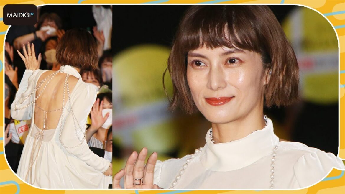 柴咲コウ、大胆美背中見せの純白ドレスで魅了　「ガリレオ」最新作「沈黙のパレード」初日舞台あいさつ
