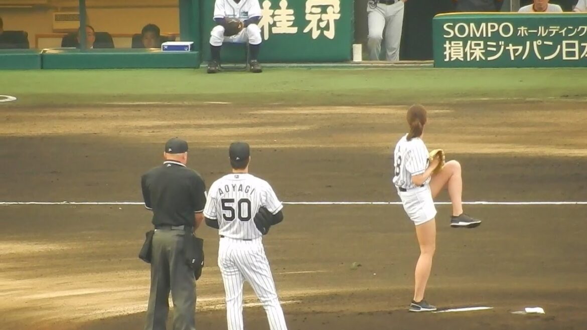 阪神タイガース2017/稲村亜美さんの始球式 神ピッチングに観客がどよめく(2017.04.8) 阪神タイガース2017/稲村亜美さんの始球式 神ピッチングに観客がどよめく(2017.04.8)