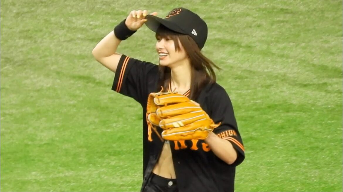 山本舞香が始球式でセクシーに速球披露！選手もニヤケが止まらない瞬間ww【巨人対西武】2023年6月15日木セ・パ交流戦