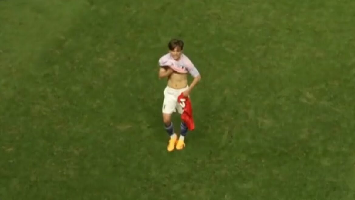 久保建英がペルー選手のユニフォームを捨てる
