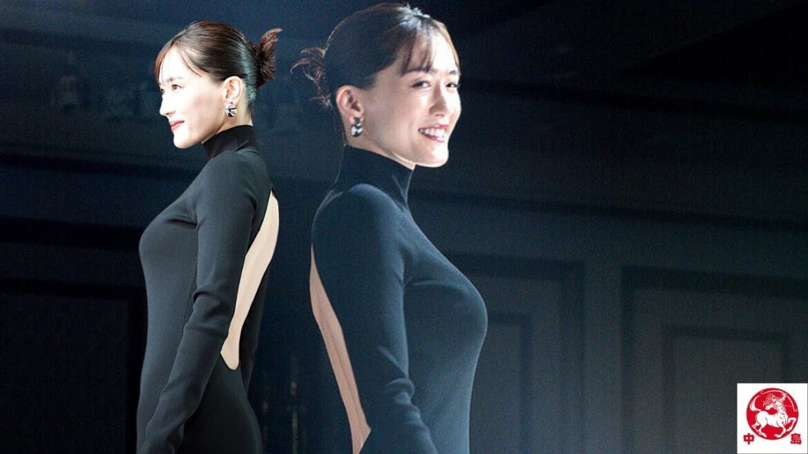 綾瀬はるかが雑誌「with」の表紙で美しいデコルテを披露。