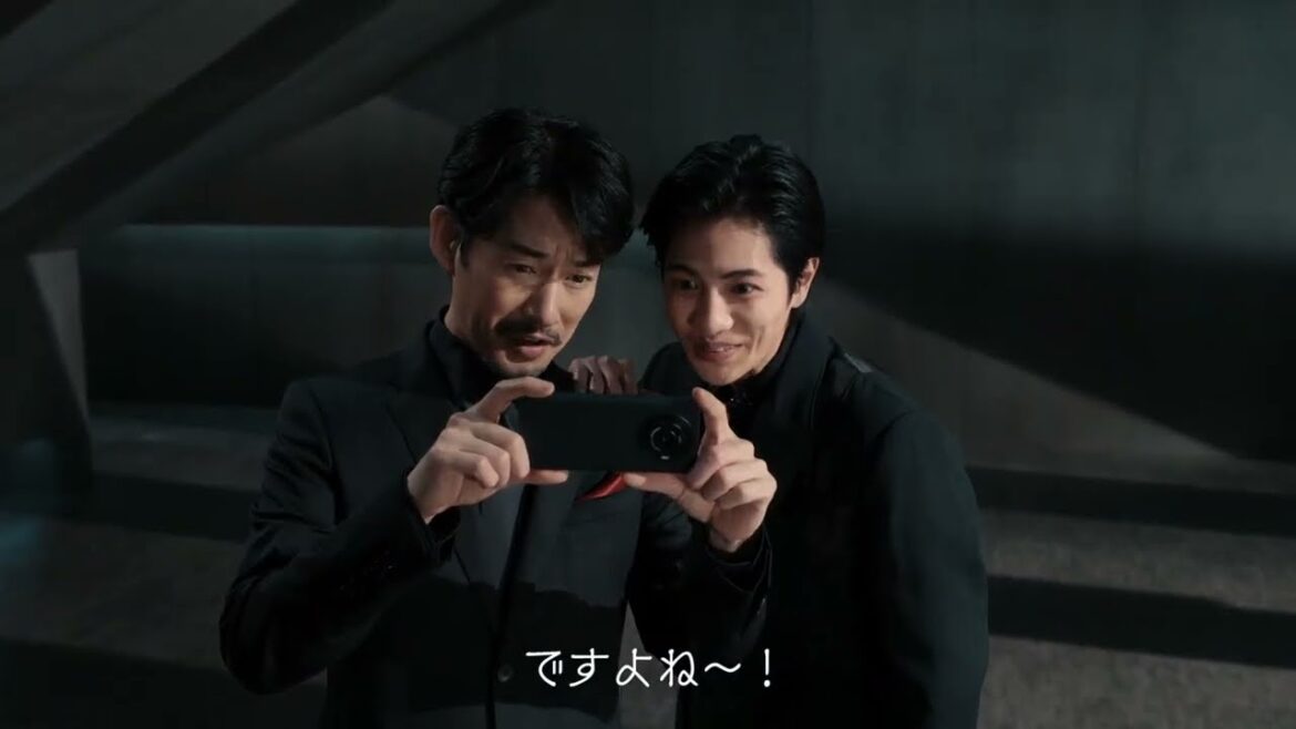 竹野内豊、志尊淳出演／シャープ新CM「AQUOS R8 pro ディスプレイ篇」