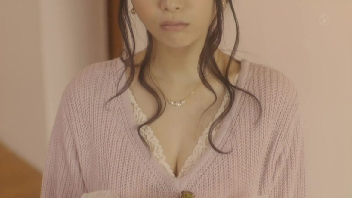 巨乳美大生 - コンフィデンスマンJP Cast: 長澤まさみ, 東出昌大, 小日向文世, 石黒賢, 馬場ふみか