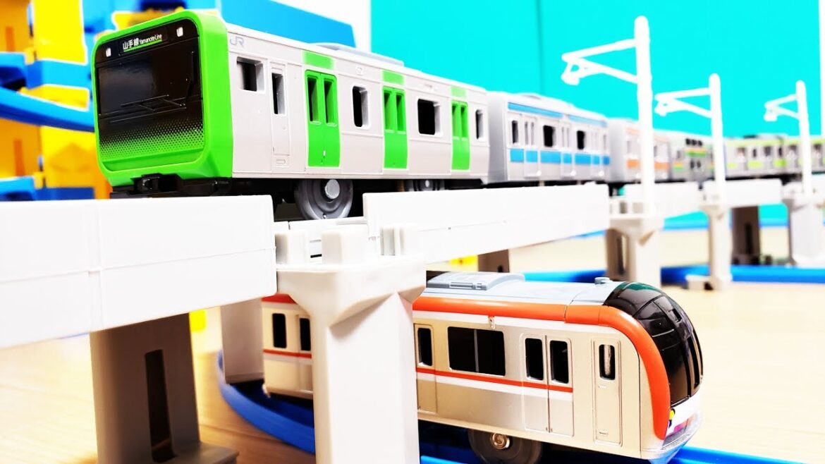 プラレール 山手線やE531常磐線、東京メトロ有楽町線や東西線の中間車両が連結して高架の立体交差やぐらぐらつり橋、洗車場を通過 じこはおこるさ 英語で色を覚えよう hifumitoy