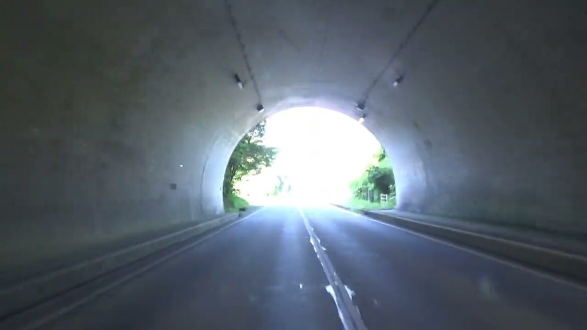 【車窓】県道46号の、石見銀山トンネル１つ北側のトンネル　（大田市 2023.7.22)