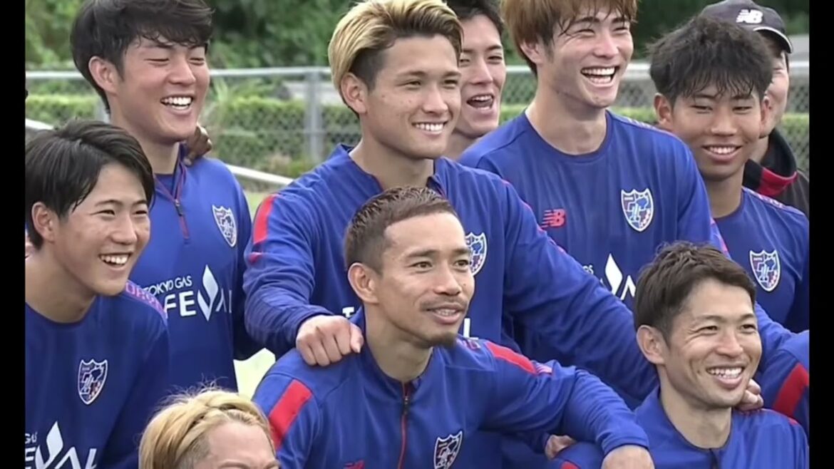 なんとも優しい目で長友佑都を見る松木玖生