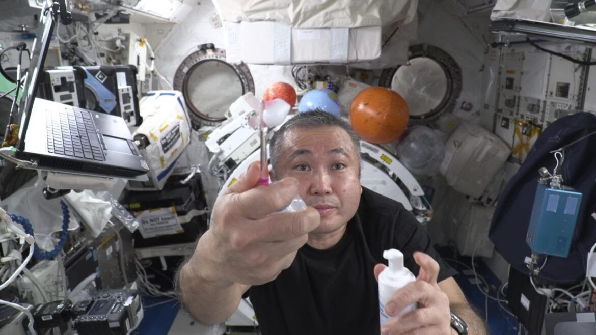 若田宇宙飛行士が日本発の宇宙生活用品を紹介