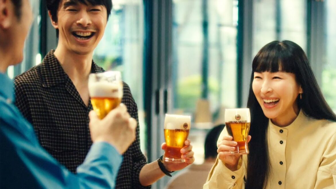 長谷川博己＆麻生久美子＆原田泰造、楽しげに笑い合う　クラフトビールに感動　キリンビール新CM「スプリングバレー　目覚め篇」