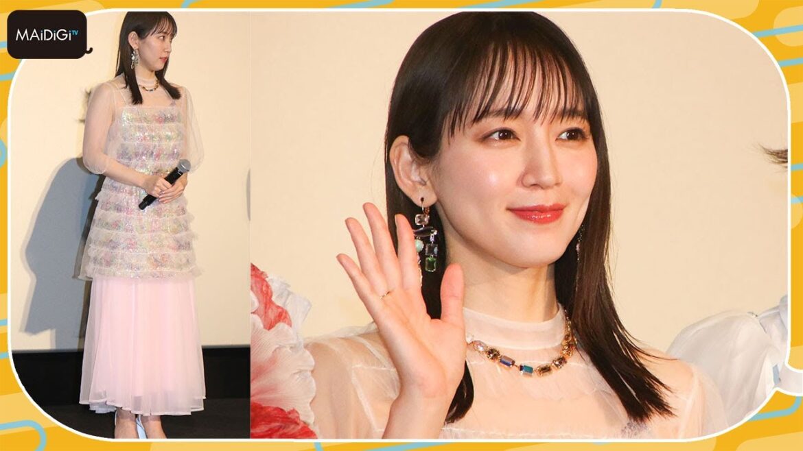 吉岡里帆、透け感トップスで美肌を披露　主演映画で同性に思い寄せる女性役　「アイスクリームフィーバー」初日舞台あいさつに登場