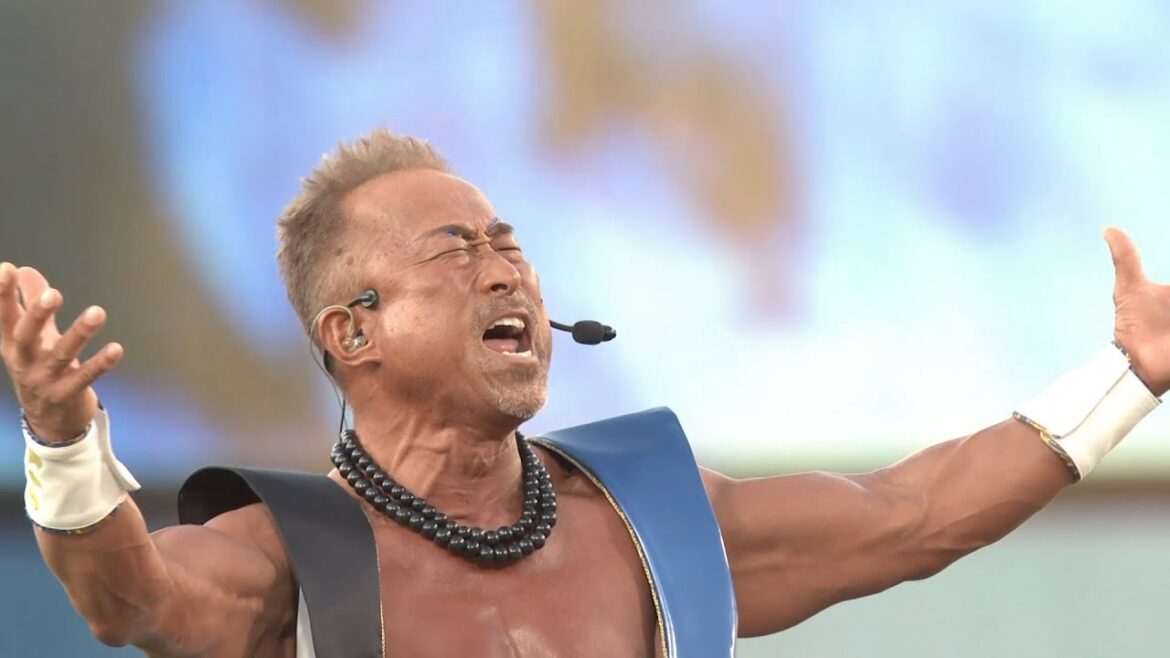 角田信朗、始球式で花の慶次「武士ノ花」を熱唱　鍛え上げた筋肉で力強いノーバン投球披露　『横浜DeNAベイスターズ対阪神タイガース』横濱漢祭セレモニアルピッチ