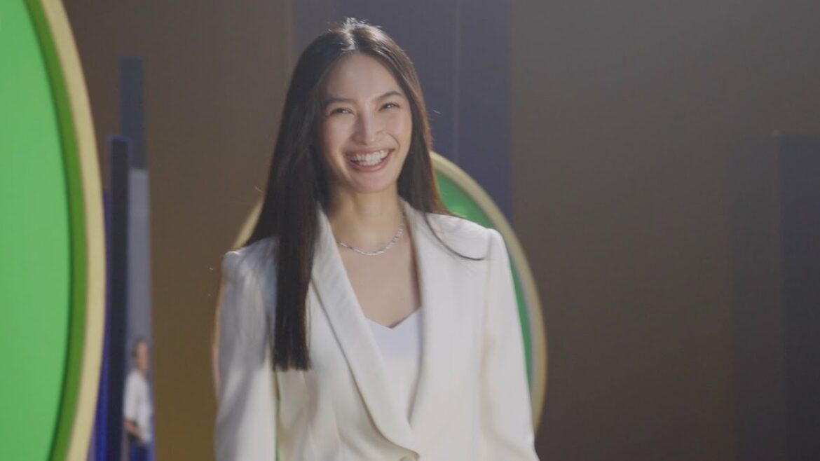 大政絢、クールな表情から一変！撮影中のお茶目な笑顔にスタッフもメロメロ！？　ヤーマン新CM「鏡の中の物語」篇