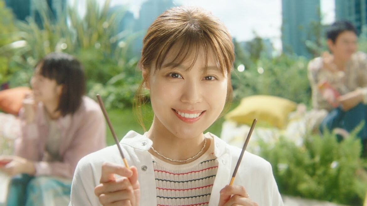 有村架純、“おさそいの連鎖”にキュートな笑顔！　「ポッキー」新CM「だいじなあなたとシェアハピネス！」編