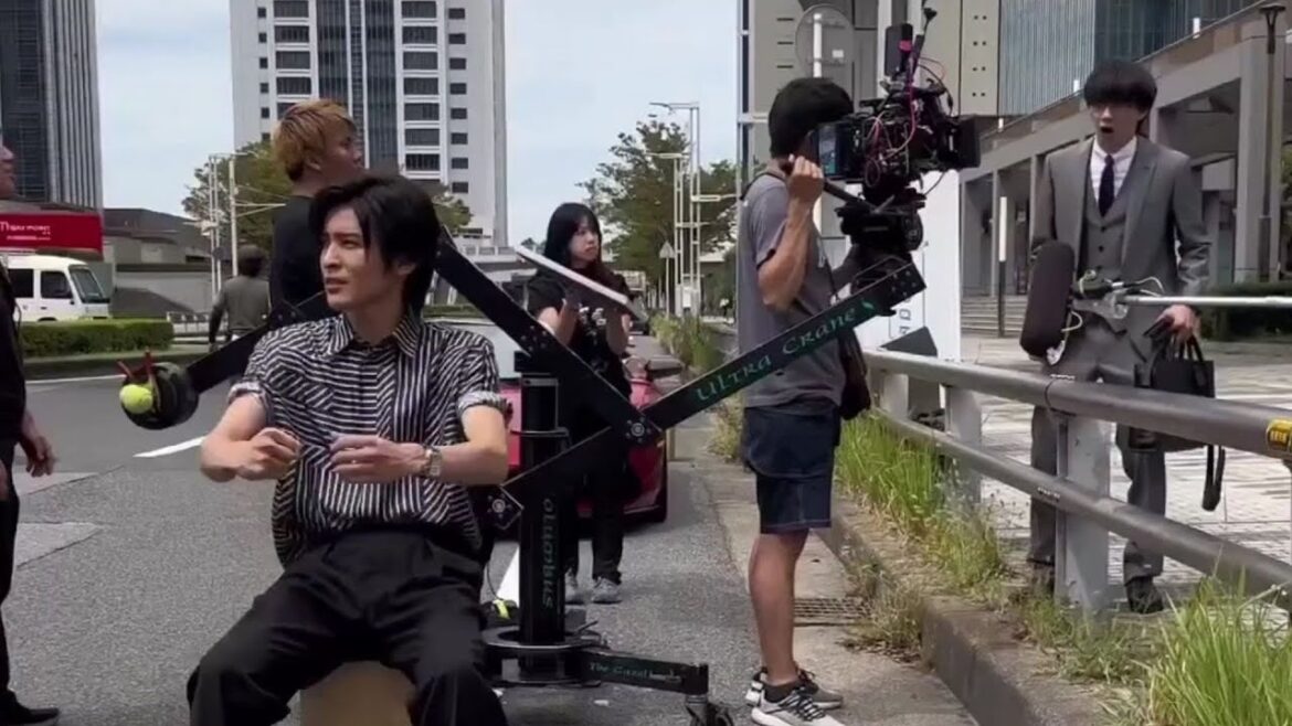 目黒蓮が木箱カーでドライブするお茶目なメイキング映像が到着「木箱の運転かわいい」