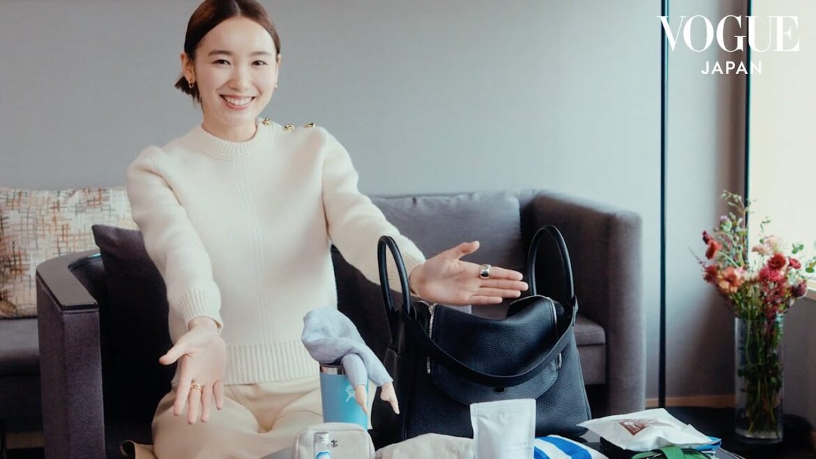 飯豊まりえのバッグの中身は？ リラックスアイテムや意外な使い方のアイテムも紹介。| In The Bag | VOGUE JAPAN