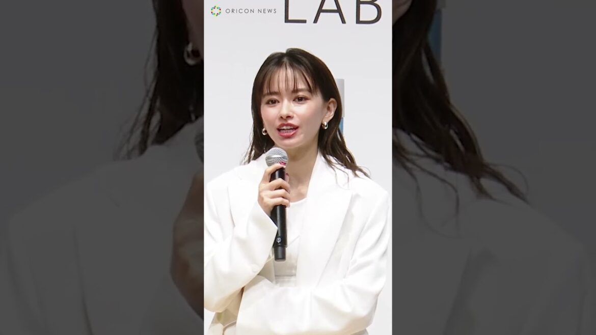 「鍛えてはないんです…」 #山本舞香 、お腹チラ見せコーデで腹筋披露！？美ボディ褒められ照れ #shorts