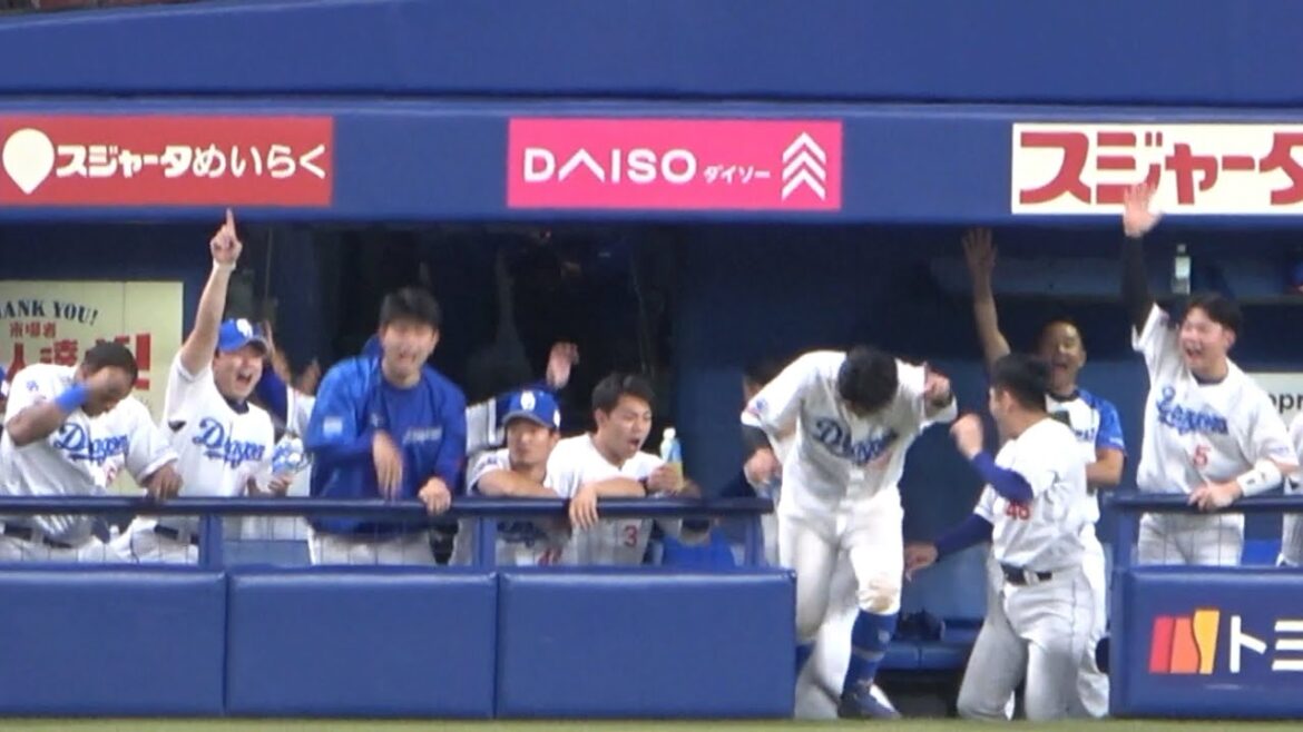 宇佐見サヨナラ打の瞬間のドラゴンズベンチ！大喜びの小笠原！ (2023/08/16)