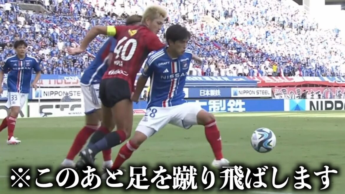 イラついて山根の足を蹴り飛ばす鈴木優磨