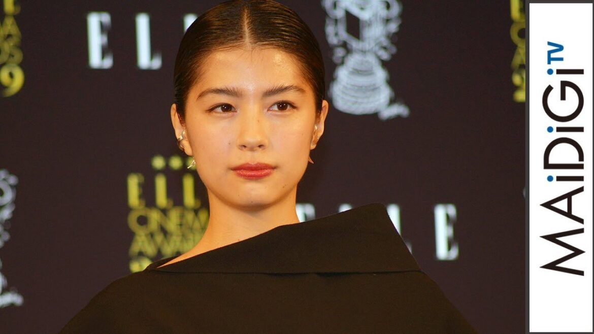 佐久間由衣、美背中見せのアシメドレスで魅了　「エル シネマアワード2019」授賞式