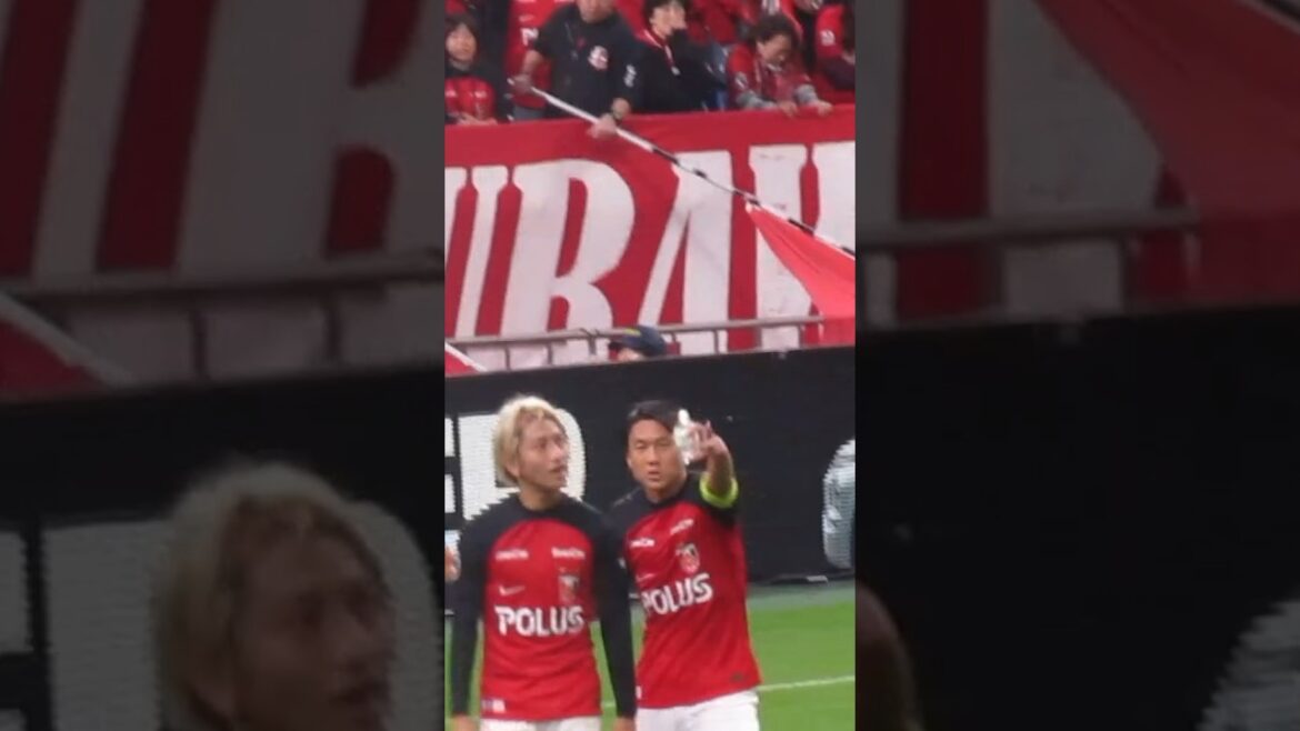 岩尾憲に言われてベンチ指示を聞きに走る小泉佳穂＃shorts/明治安田生命Ｊ１リーグ/浦和レッズ/DAZN/ハイライト/チャント/サッカー日本代表/日本代表/サポーター/健康/フィットネス/AFC決勝