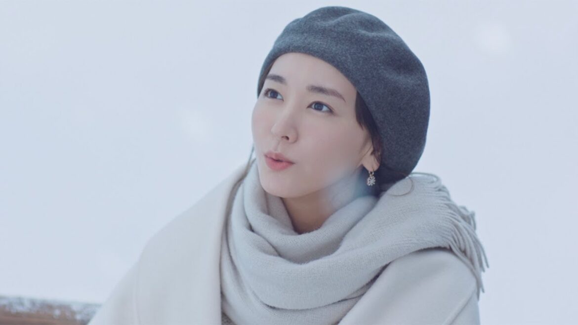新垣結衣、雪が舞う中歌声を響かせる　冬らしいキュートなコーデを披露　明治「メルティーキッス」新CM「贅沢なくちどけ」編