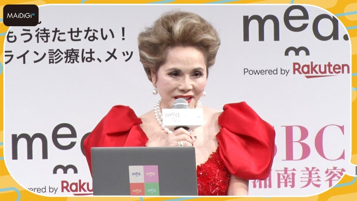 デヴィ夫人、美しい立ち姿の秘密はハイヒール　「イッテQ！」“出川ガール”は「100メートルも歩けなかった」　真っ赤なドレスでイベント登場