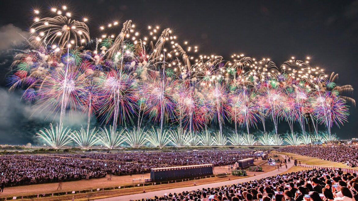 長岡花火 復興祈願フェニックス 2023年8月3日 - 観客席のスマホの光がまるで花火と一緒に輝く星の様！-  (Panasonic S5 + BRAW)
