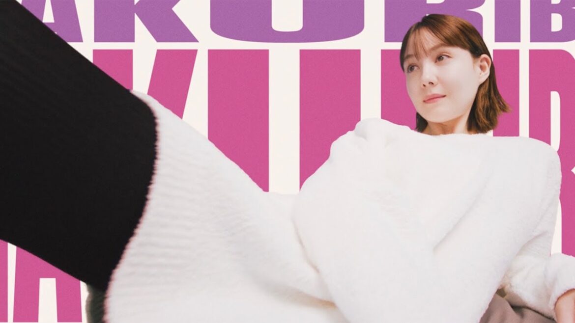 トリンドル玲奈、スッキリ美脚披露　ポップな音楽に合わせさまざまなポーズ　スリムウォーク 着圧リブレギンス新ウェブCM「ラクリブのうた」編