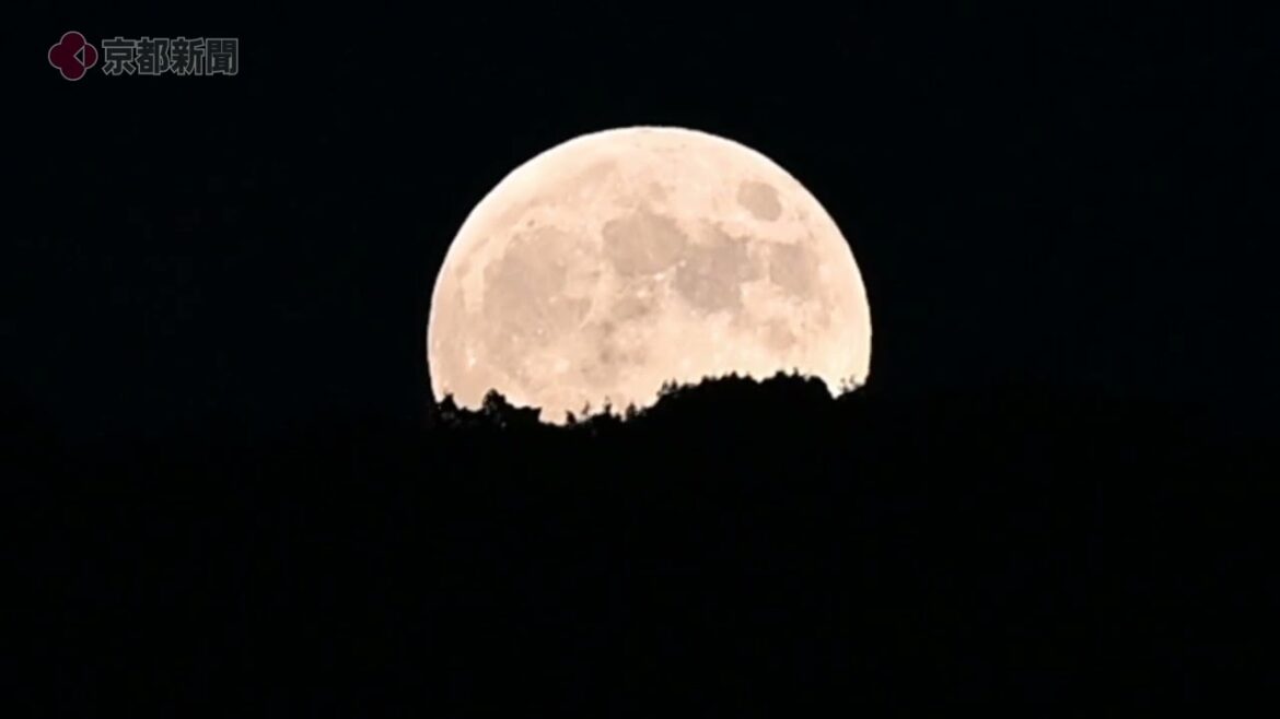 京都・東山から昇る「中秋の名月」（2023年9月29日　京都市中京区）　"Harvest Moon" rising from Higashiyama, Kyoto