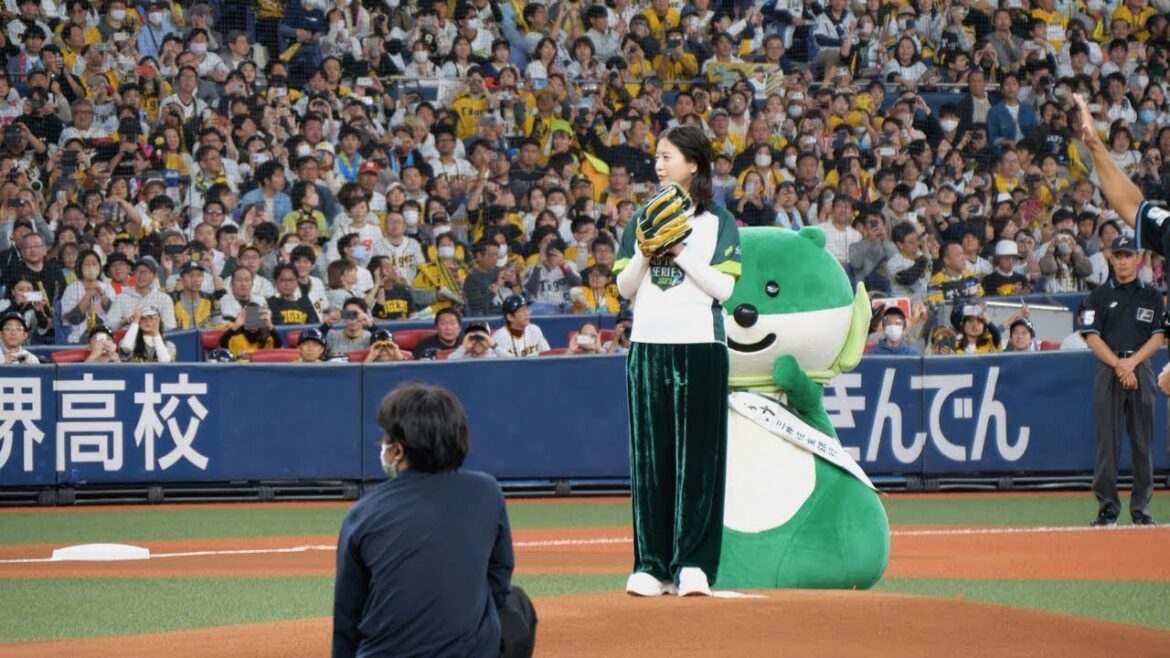 吉高由里子さん　日本シリーズ2023 第2戦 始球式