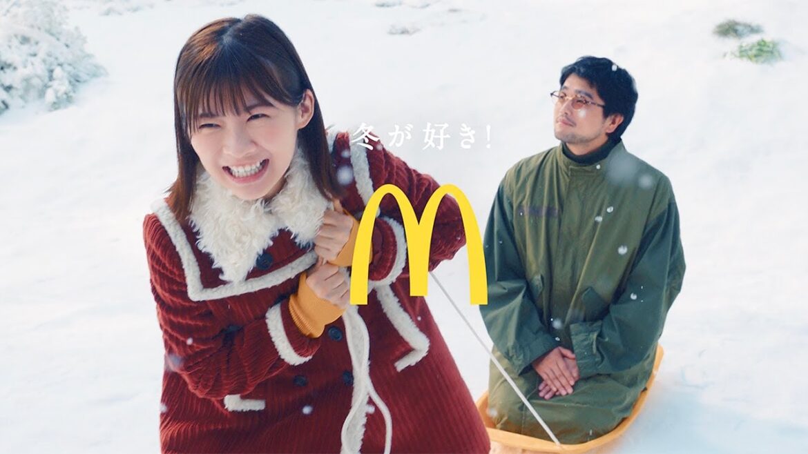 【三角チョコパイ】伊藤沙莉＆King Gnu井口理、雪の中でもはしゃいで踊る！　息ぴったりなコミカルダンス披露　マクドナルド新CM「三角チョコパイ いちごカスタード」編