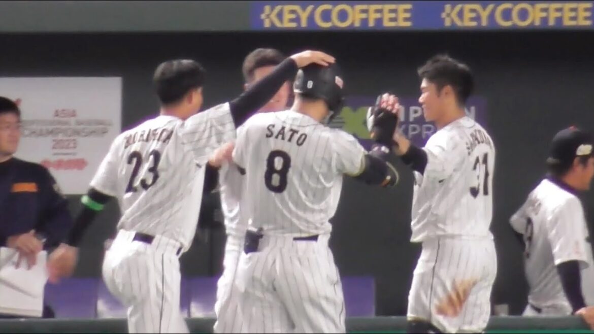 サトテルの犠牲フライで同点！パイセン佐藤輝明の頭をポンポン&肩揉みをする森下翔太 2023年11月19日