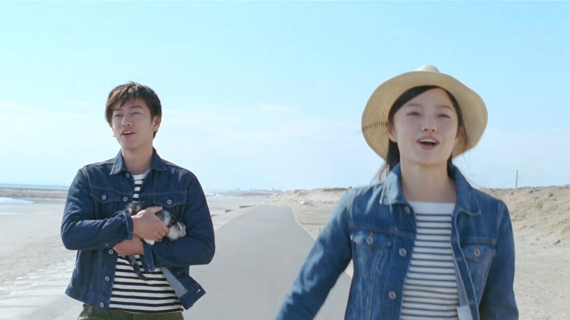 【30秒ver】宮崎あおい＆佐藤健の歌声にほっこり　映画『世界から猫が消えたなら』×『earth music＆ecology』コラボ新CM「歩く～再び～」篇