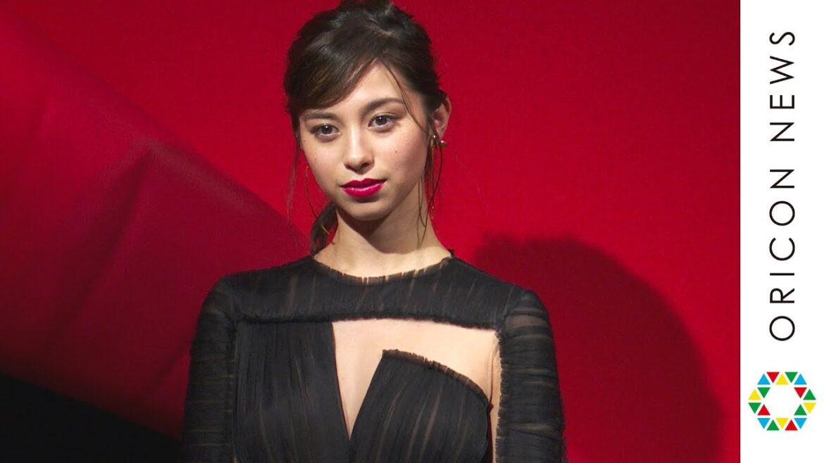 中条あやみ、胸元SEXYシースルードレス&美しき｢赤い唇｣を披露 「真実の唇。」展オープニングレセプション