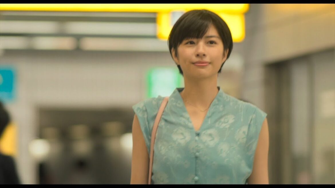 佐久間由衣「透け感のある素材で女性の下着を連想させる」あざといモテテク披露　映画『“隠れビッチ”やってました。』あざとかわいい本編映像