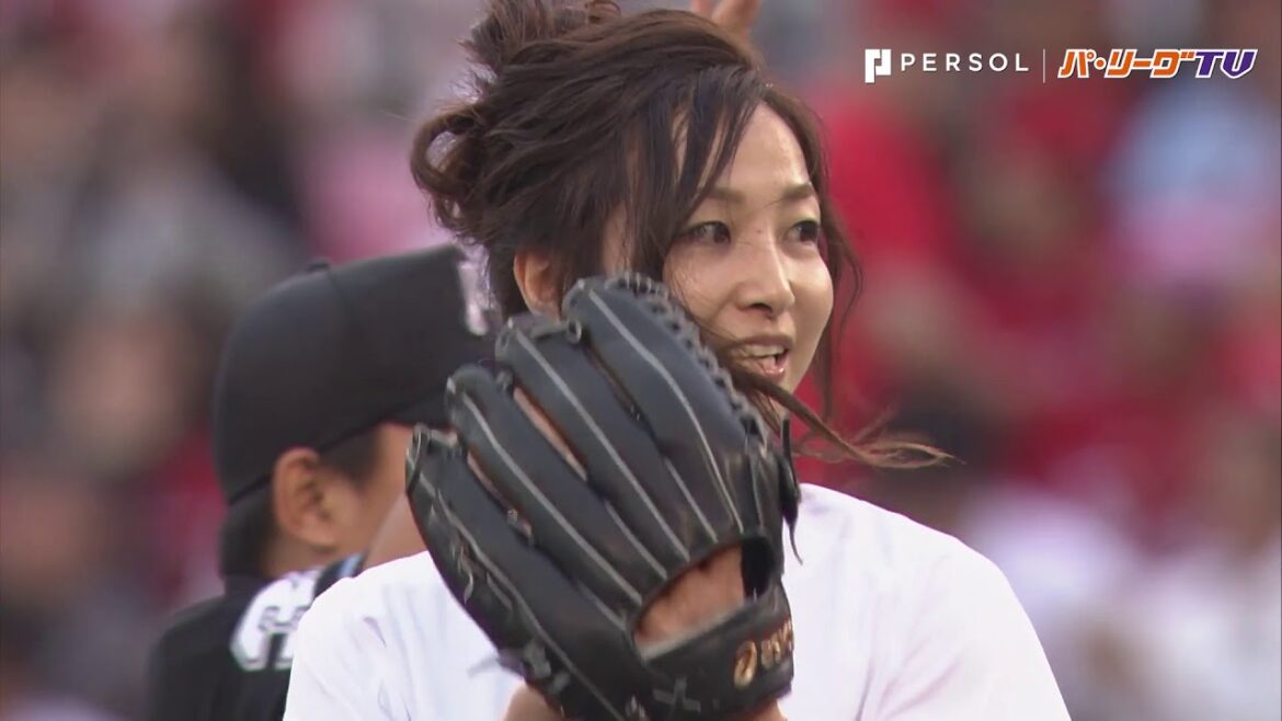 女子バレーボール戦選手・佐藤あり紗選手が始球式