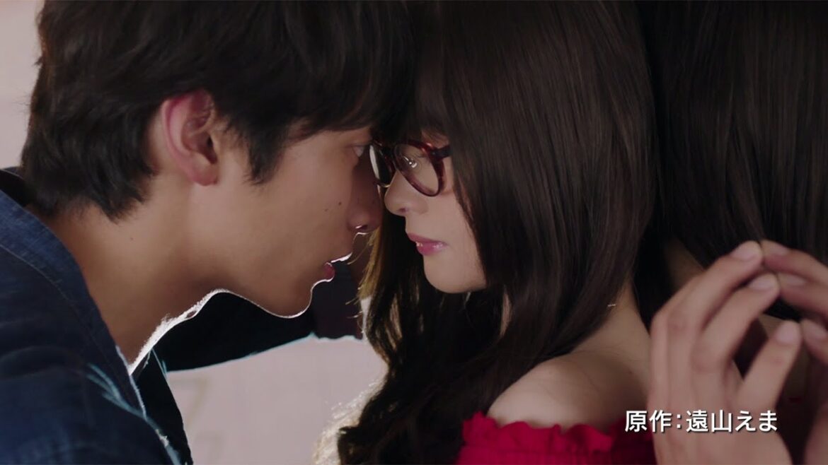 玉城ティナ、小関裕太とキス寸前！壁ドン、床ドン、あごクイ…胸キュンシーン満載の映画「わたしに××しなさい！」スポット映像が公開